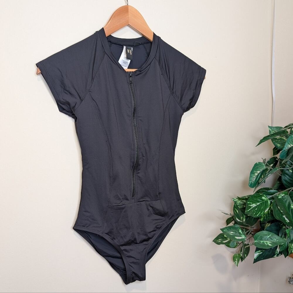 Nip Tuck Swim Short Sleeve Zip One-Piece Swimsuit – Size US 4